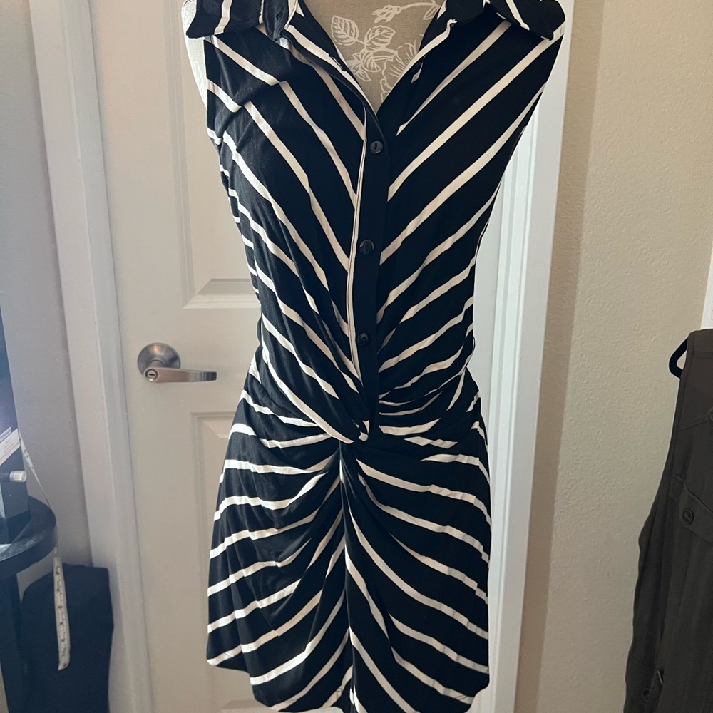 VENUS Black and White Button-Down Sleeveless Shirt